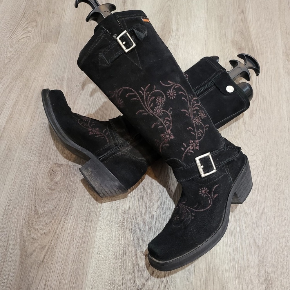 Boots - Picture 2 of 8